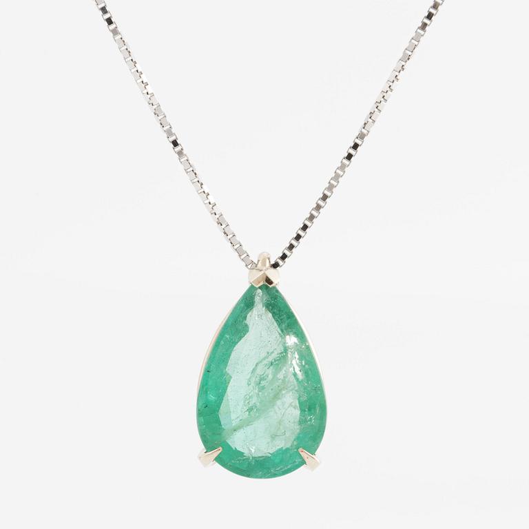Pendant with chain. 18K gold and white gold with a drop-shaped emerald.