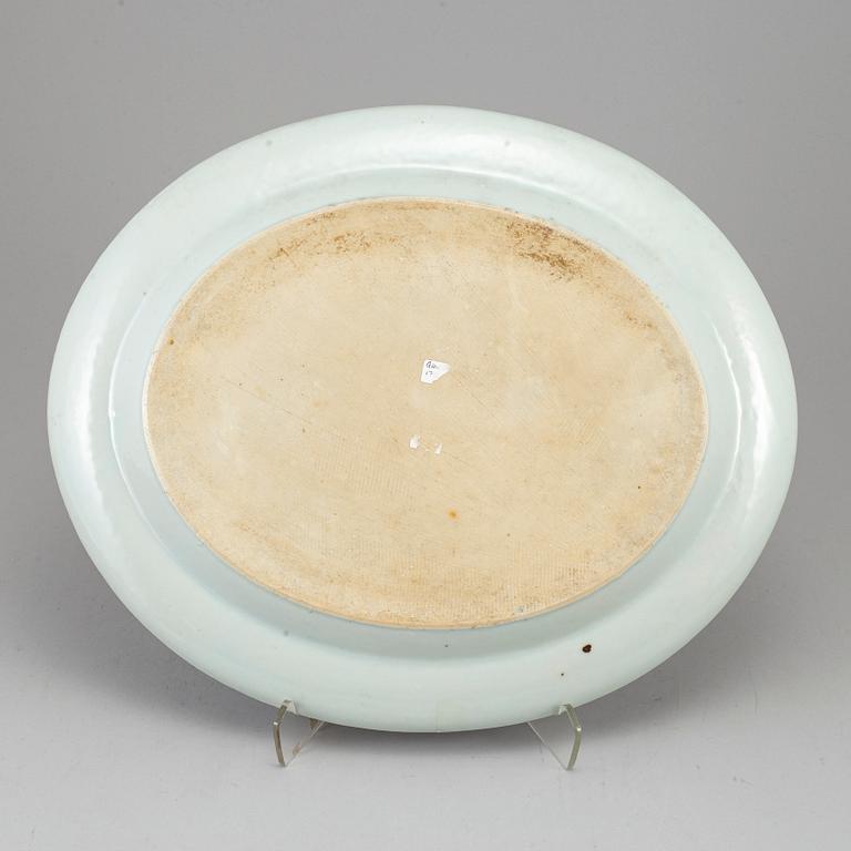 A large 'Fitzhugh pattern' export porcelain serving dish, Qing dynasty, Jiaqing (1796-1820).