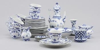 SERVISDELAR, 24 st, porslin, "Musselmalet", Royal Copenhagen, 1900-talets andra hälft.