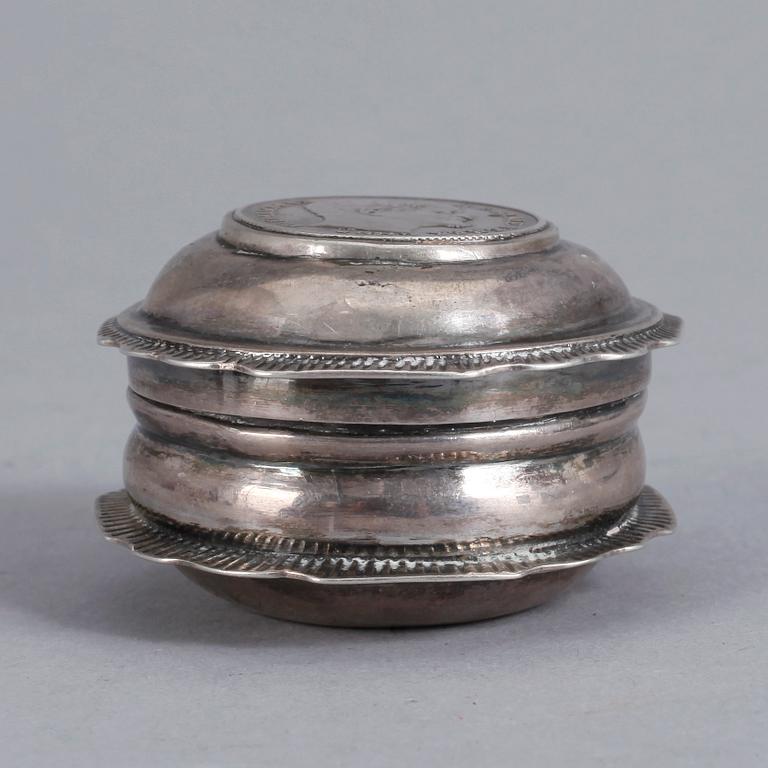 KYRKDOSA, silver, nära utplånade stämplar, troligen Sverige, 1800-tal. Vikt ca 37 gram.