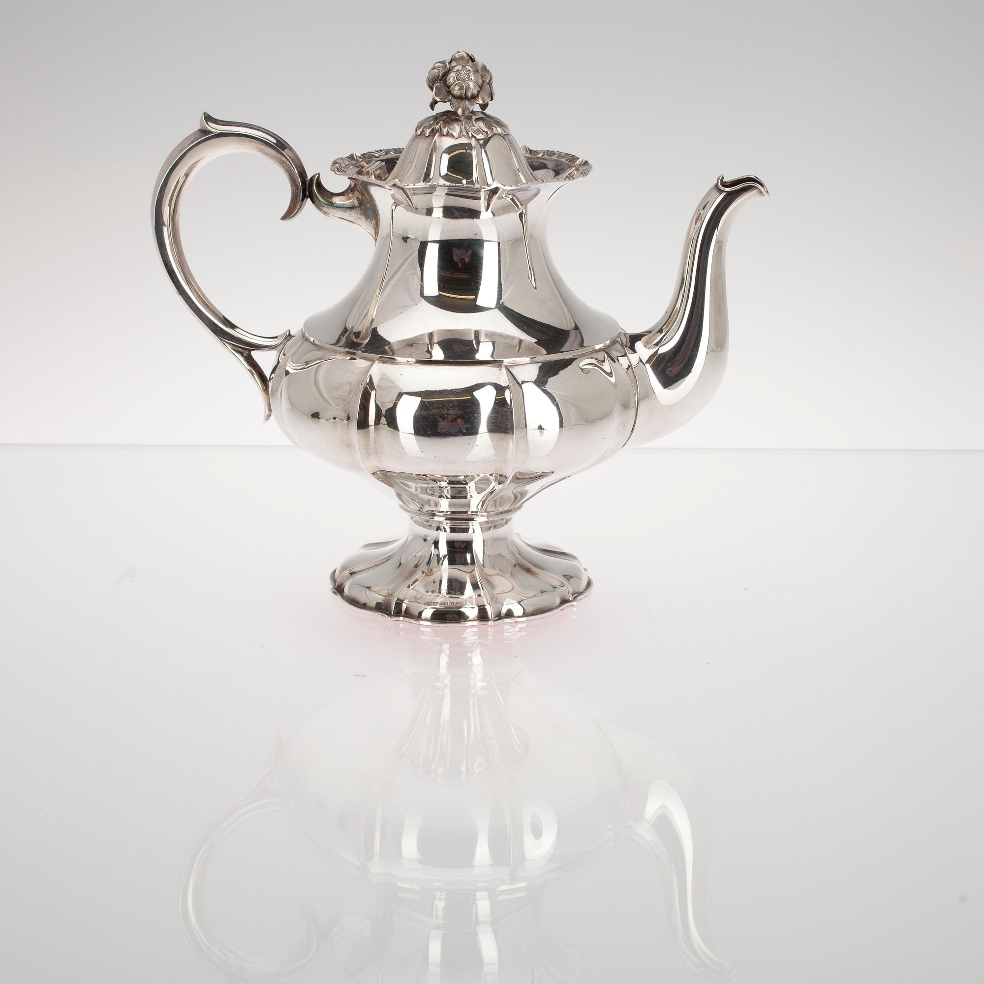KAFFESERVIS, 3 delar, silver, rokoko stil, Suomen kultasepät, Åbo 1935-1936. Tot. vikt ca 1349 g.