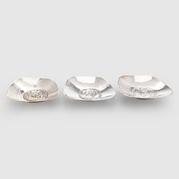 Two 1950s silver dishes, Hopeatehdas Oy, Helsingfors, 1951–55.