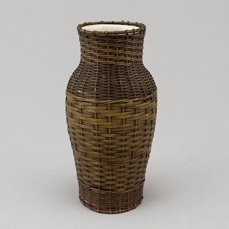 A vase with rotting exterior in metal, Qing dynasty.