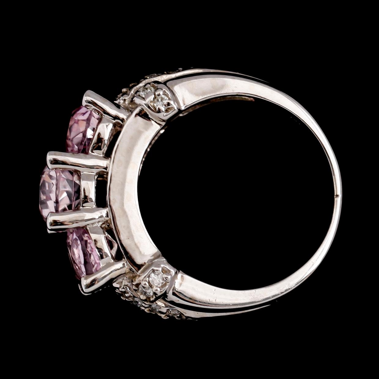 RING, 14 k vitguld, 3 rosa safirer tot ca 4.77 ct, mindre diamanter tot ca 0.16 ct.