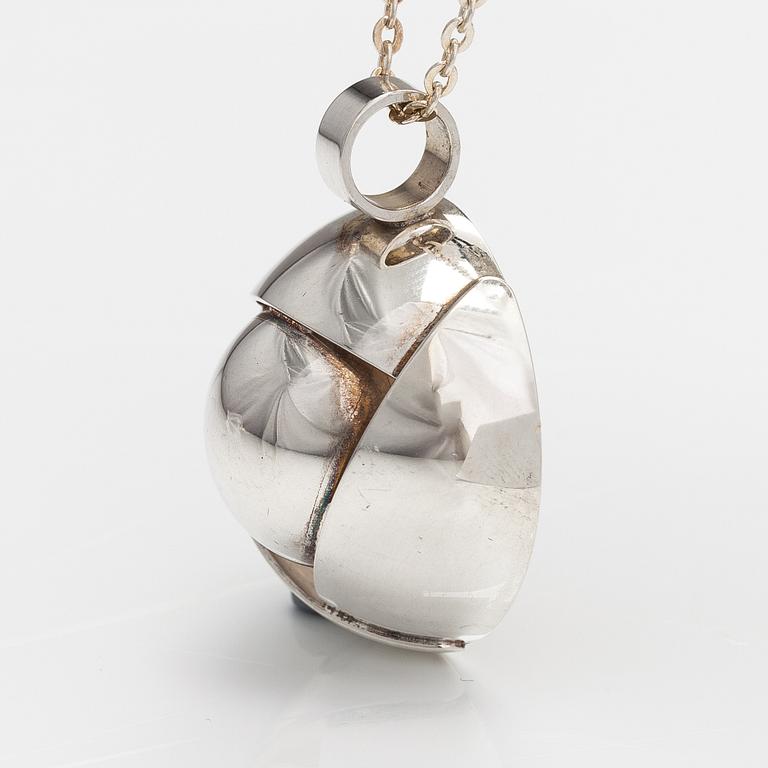Elis Kauppi, Halsband, sterlingsilver. Kupittaan kulta, Åbo.