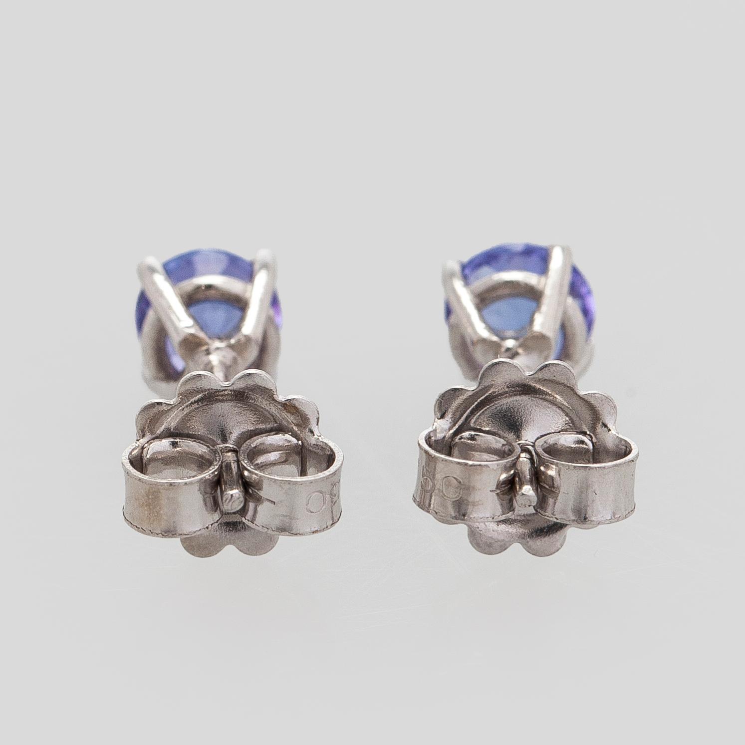 Korvakorut, 18K valkokultaa ja tanzaniitteja.