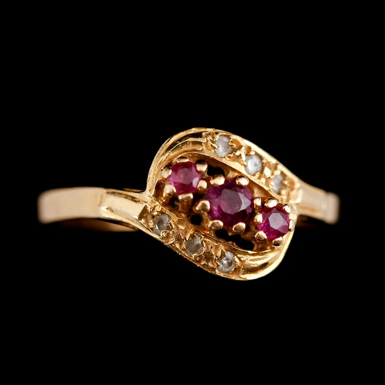 RINGAR, 2 st, 18 k guld, 1945/1994. Total vikt ca 6 gram.
