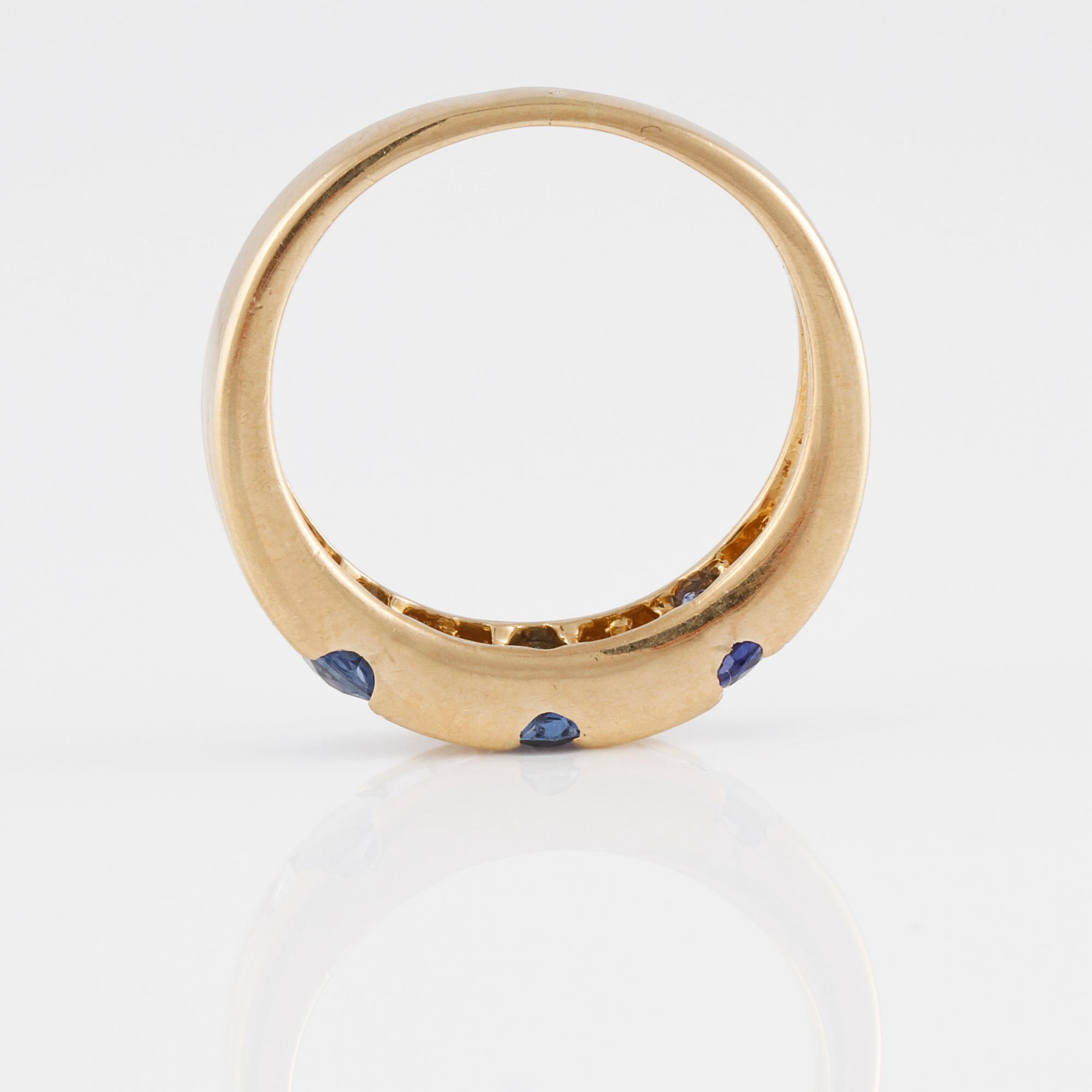 RING, 18K guld med baguetteslipade diamanter samt 3 ovalslipade blå safirer. Vikt 5,2 gram.