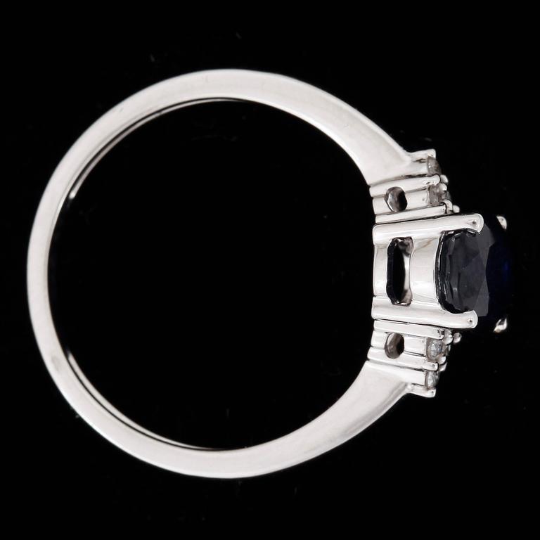 RING, 9k vitguld med oval safir. Vikt ca 2,2 gram.