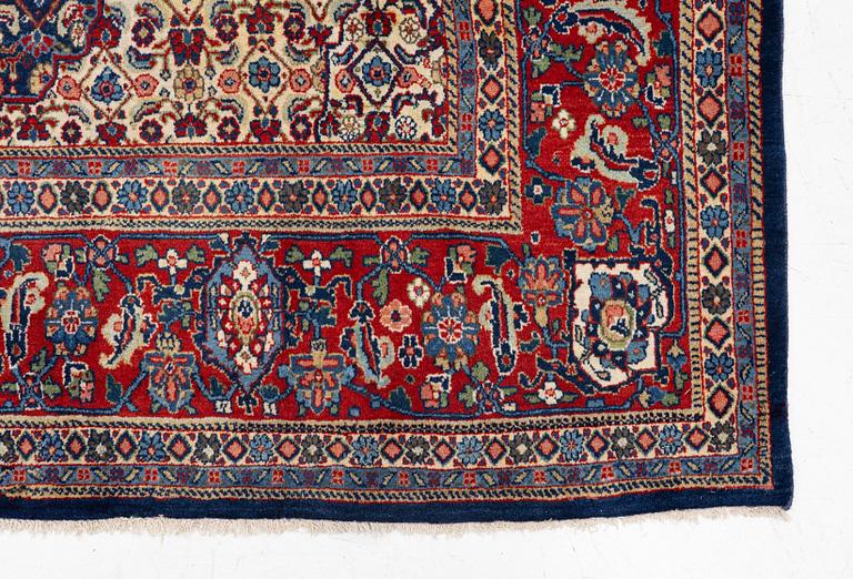 A Sarough carpet, approx. 333 x 210 cm.