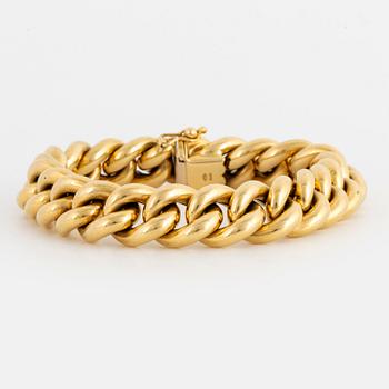 18K gold curb link bracelet.