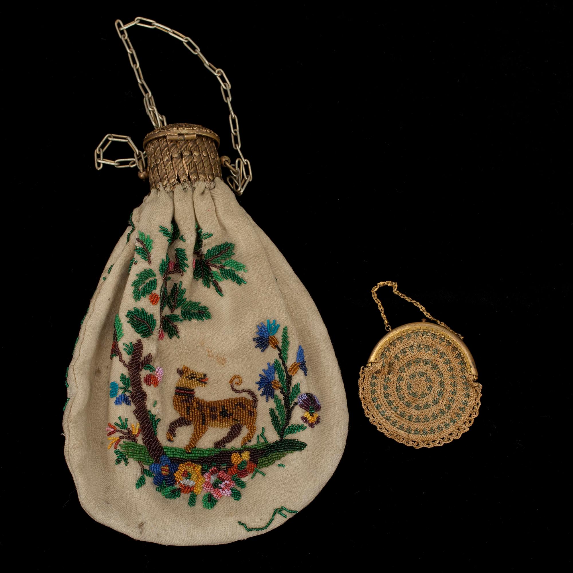 AFTONVÄSKA samt BÖRS, pärlbroderi, metalllås. 1800-tal.