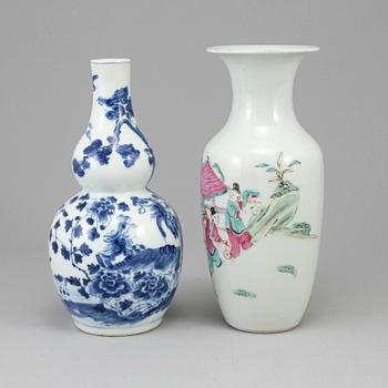 Two porcelain vases, Qing dynasty, 19th century.