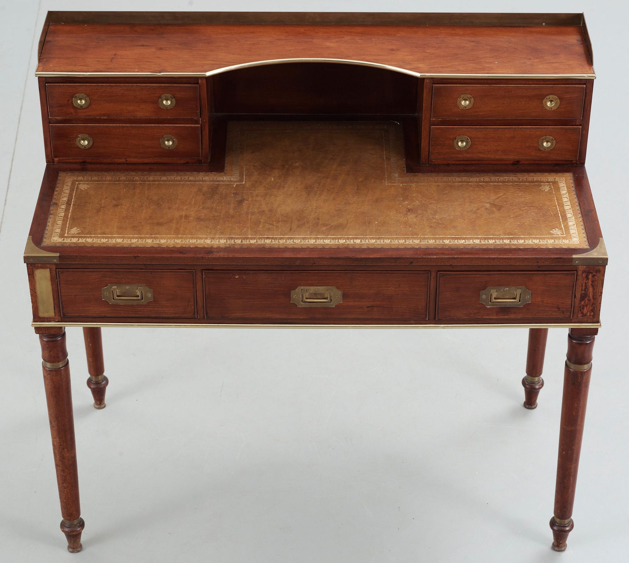SKRIVBORD, engelsk stil, 1900-talets andra hälft.