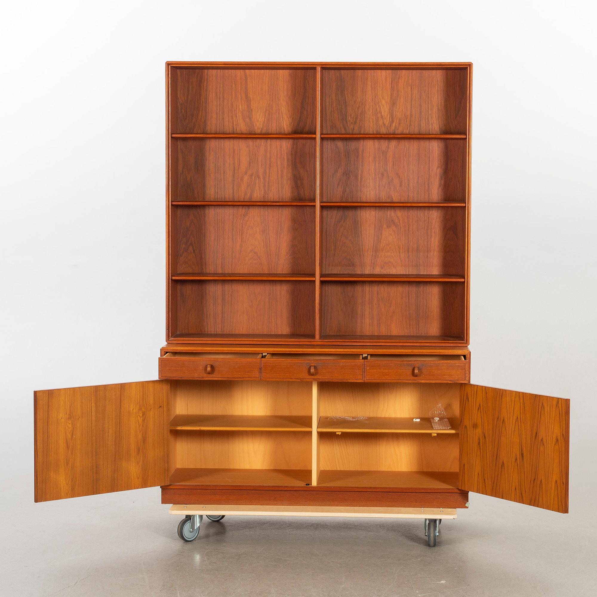 A MID 20TH CENTURY BOOK CASE.