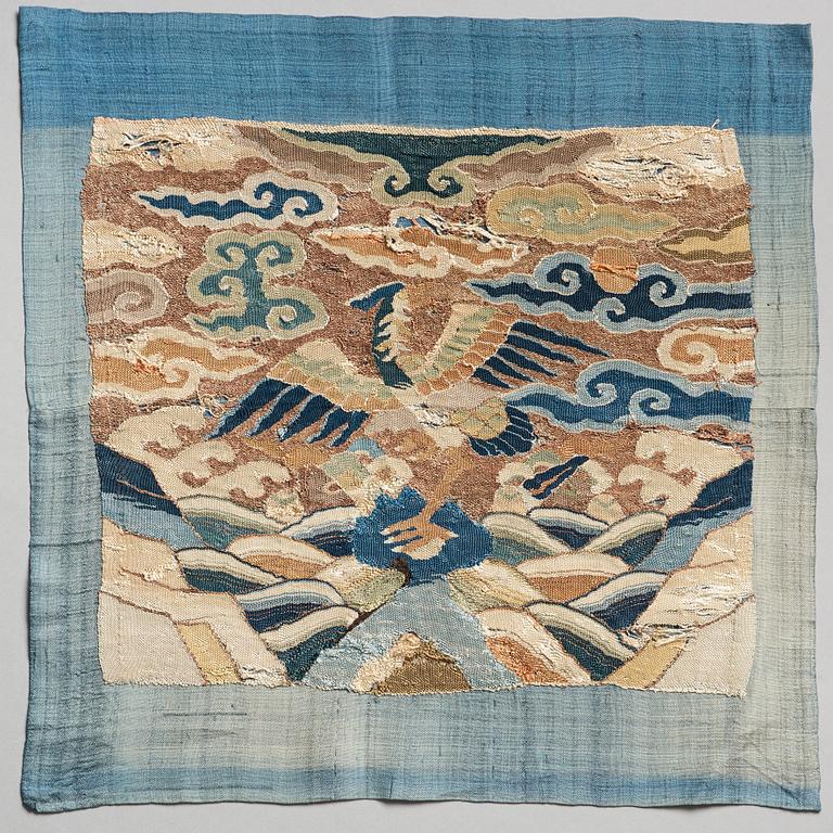 ÄMBETSMANNA INSIGNIA (BUZI), tre stycken, kesi och broderat siden. Qingdynastin, omkring 1900.
