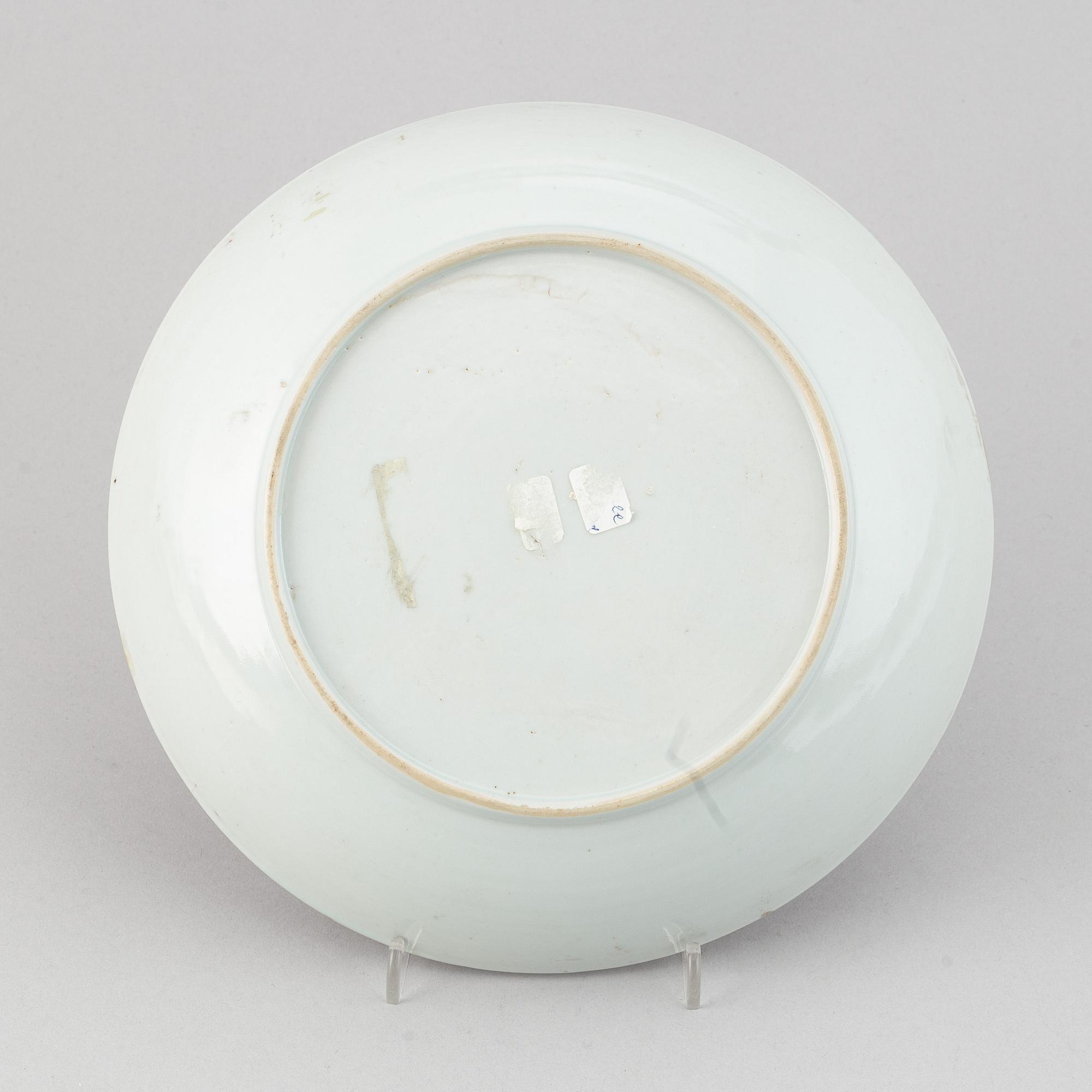 A famille rose serving dish, Qing dynasty, Qianlong (1736-95).