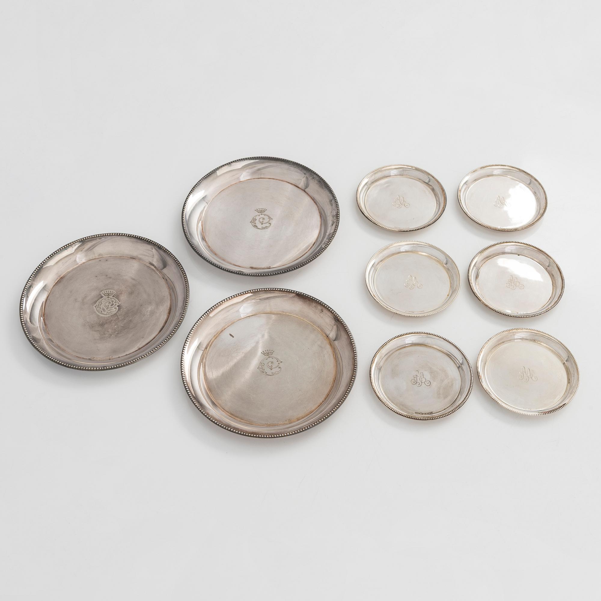 Lasinalusia, 18 kpl, cocktaillusikoita, 7 kpl, hopea, ja pullonalusia 3 kpl, alpakka, suomalaiset valmistajat, 1930-luku.