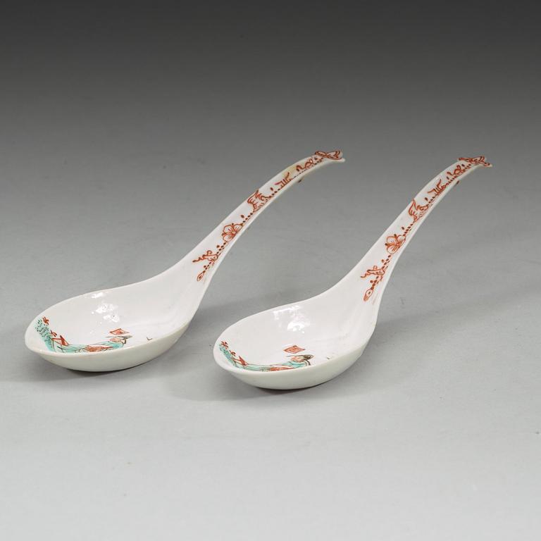 A pair of famille verte spoons, late Qing dynasty.