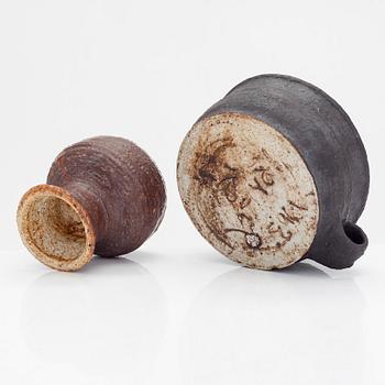 Raija Tuumi, malja ja pikari, kivitavaraa, signeerattu RT Arabia 1963 ja 1971.