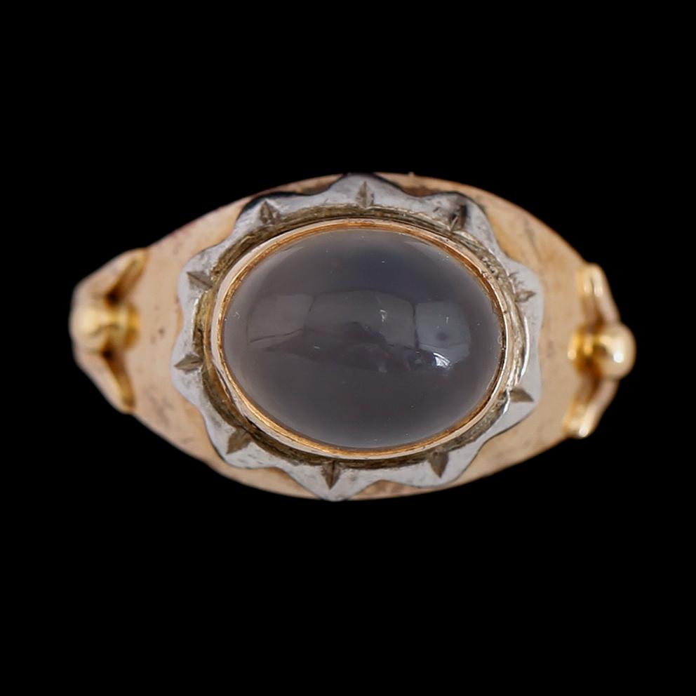RING, 18 k guld/vitguld, cabochonslipad månsten, svenska stämplar Stigbert, Stockholm 1954.