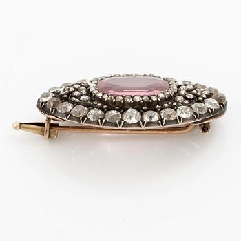 Brosch 14K guld och silver med en fasettslipad spinell samt gammal- och rosenslipade diamanter.