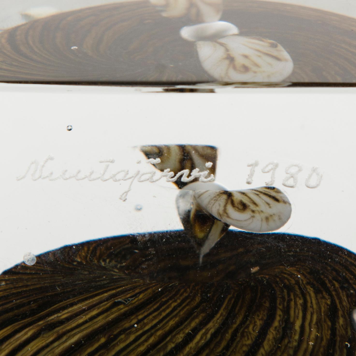 OIVA TOIKKA, A glass cube signed Oiva Toikka Nuutajärvi 1980 and numbered 847/1000.