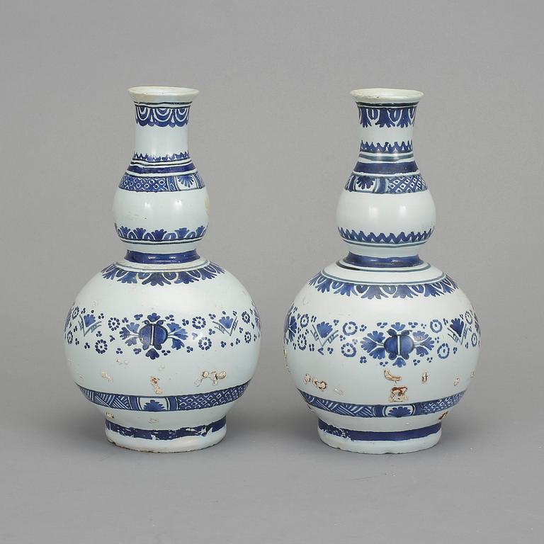 VASER, ett par, fajans, sannolikt Holland, 1700-/1800-tal.