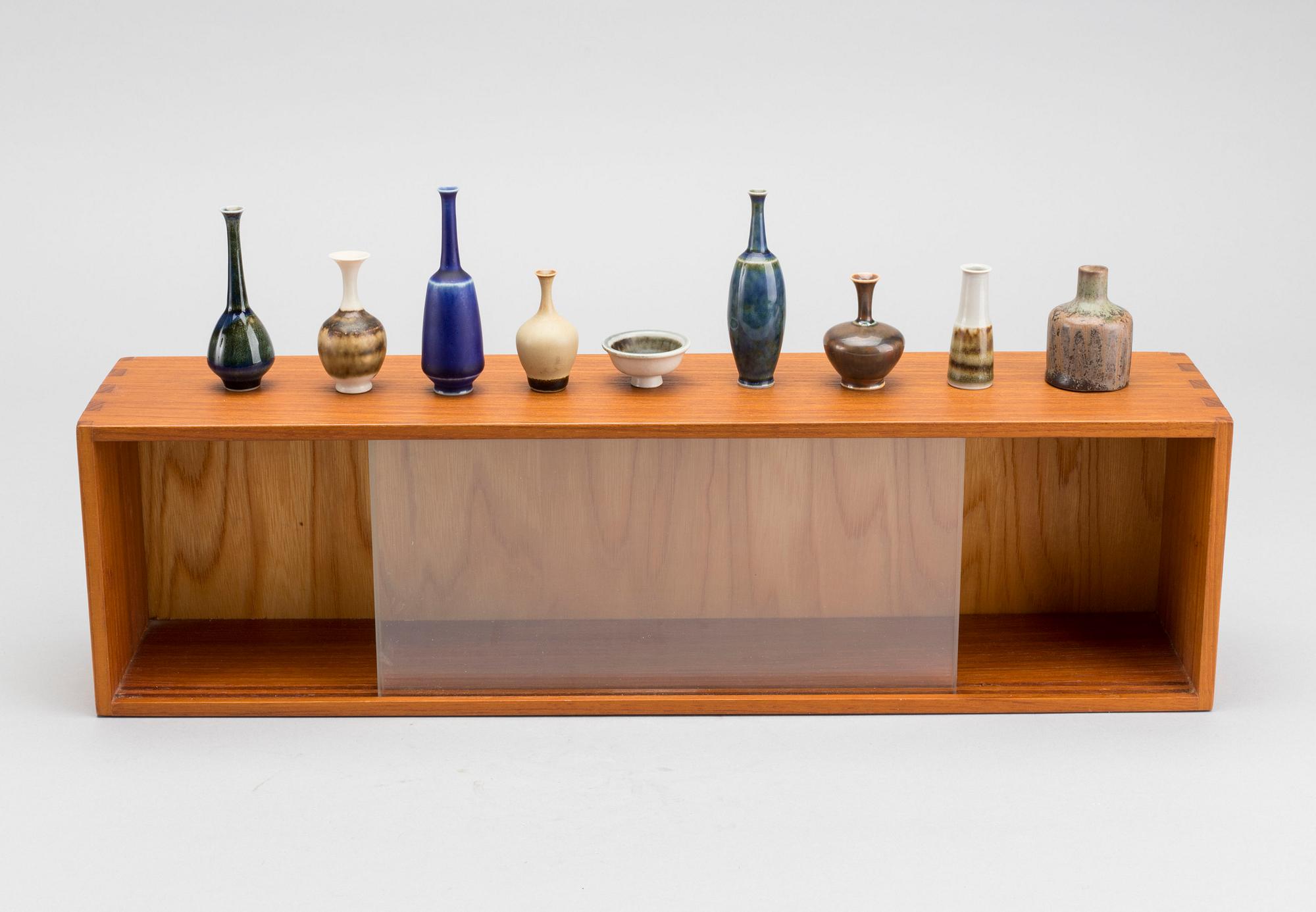 VÄGGVITRINHYLLA Söwe med 9 st MINIATYRER 1950/60-tal.