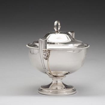 An English early 19th century silver tureen, mark of Paul Storr, london 1803.