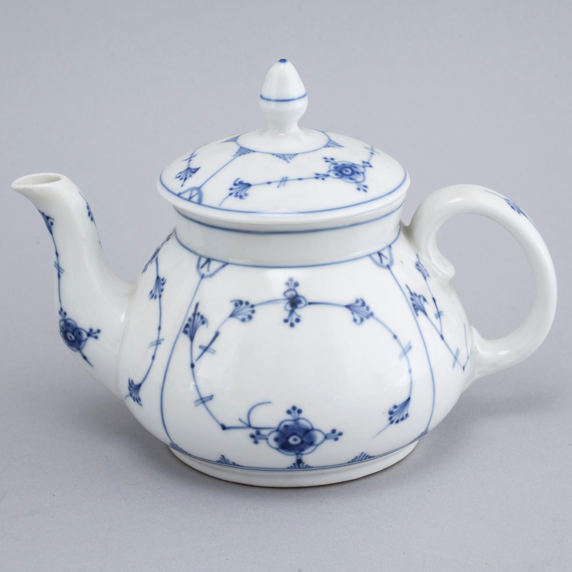 SERVISDELAR, 39 delar, porslin,  "Musselmalet", Porsgrund samt Royal Copenhagen, Norge och Danmark, 1900-tal.