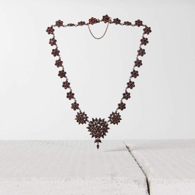 COLLIER, silver och granater, sent 1800-tal.