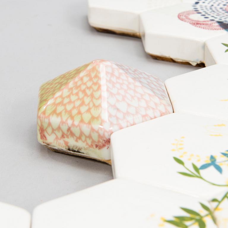 HEINI RIITAHUHTA, hexagonreliefi, posliinia, signeerattu Heini Riitahuhta, 2012.