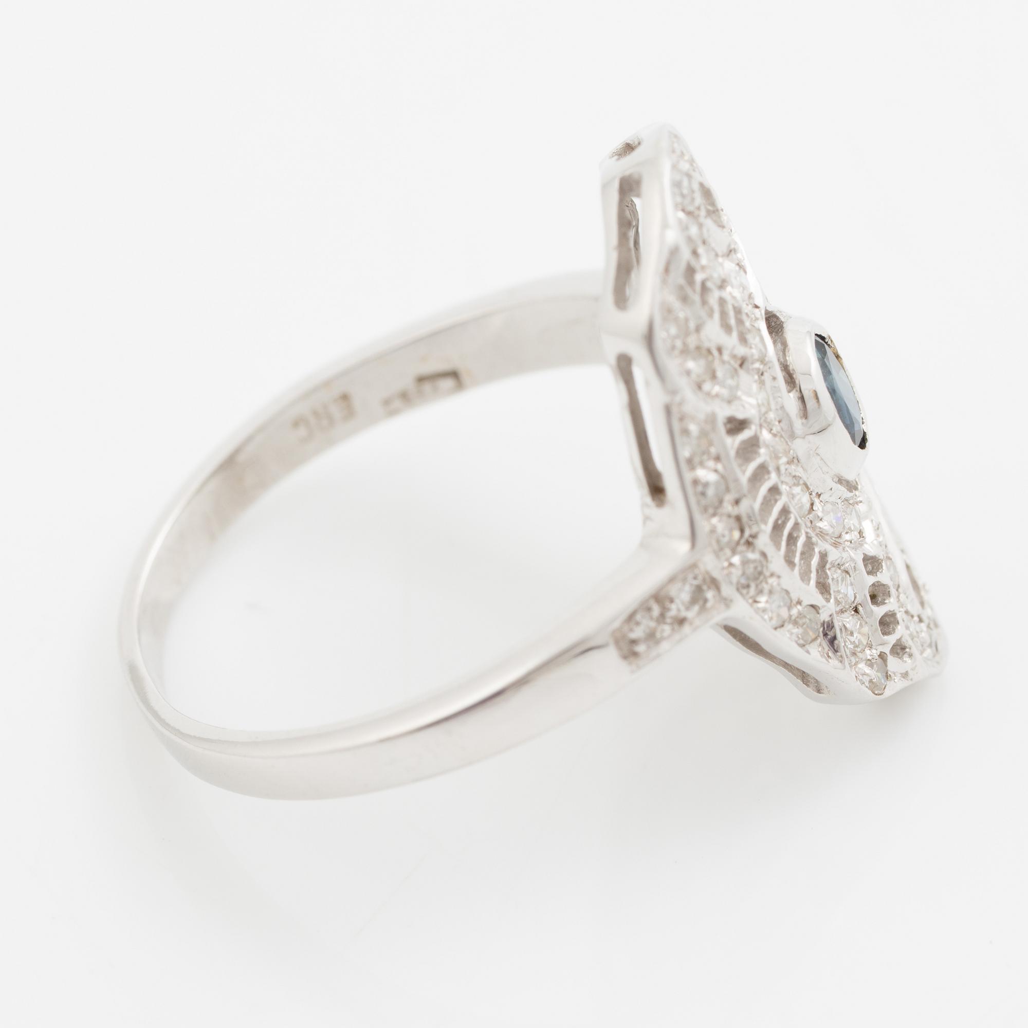 Ring, 18K vitguld med safir och små diamanter, genombruten dekor.