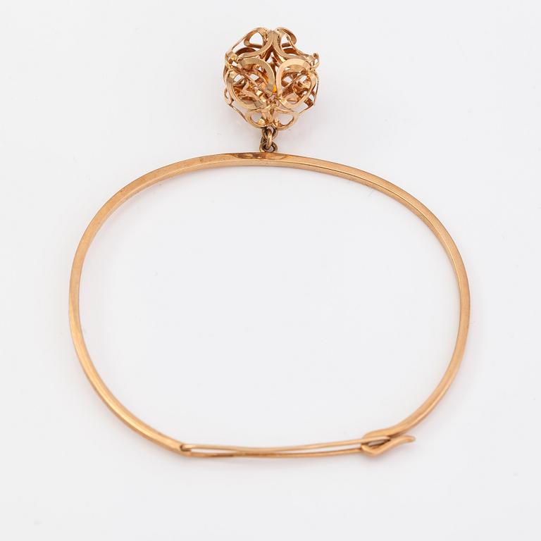 Elis Kauppi, A set of a 14K gold bracelet, earrings and ring. Kupittaan kulta, Turku 1975.