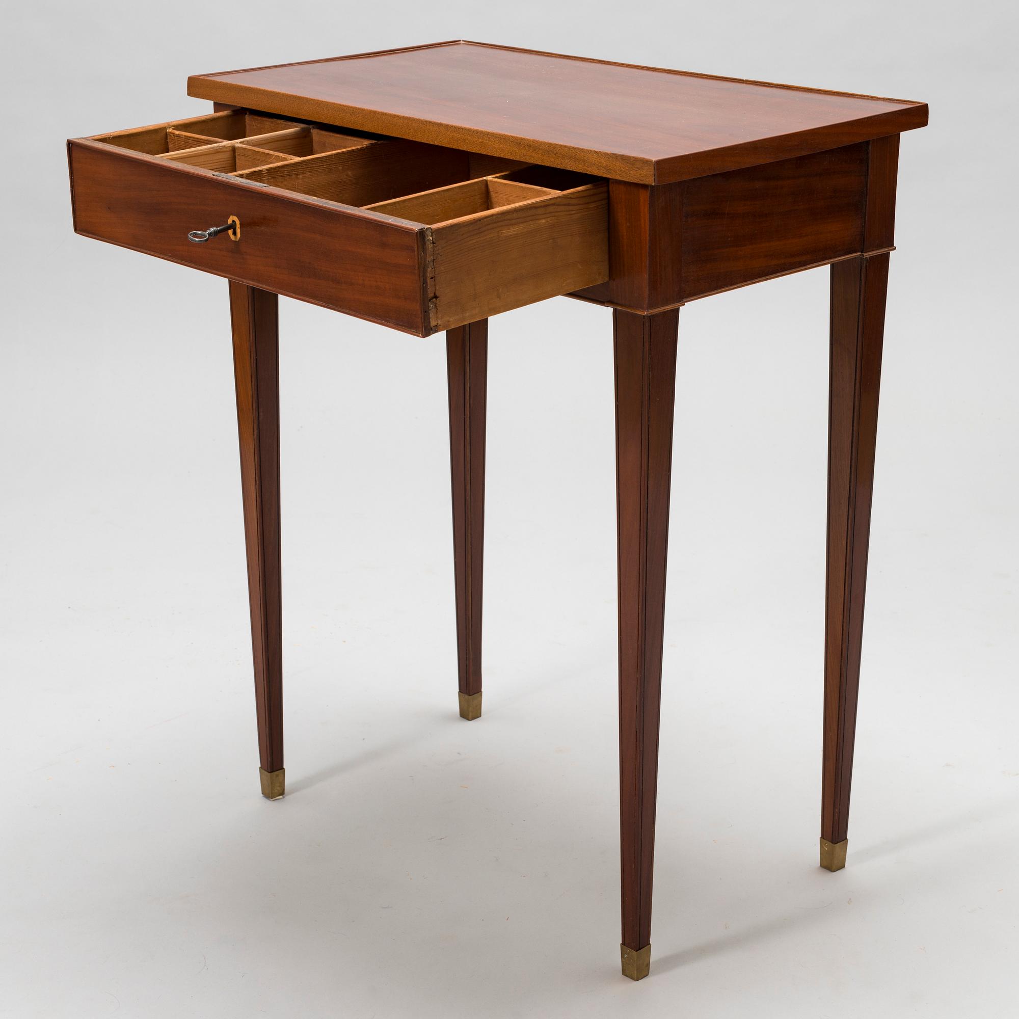 PÖYTÄ, myöhäiskustavilainen, signeerattu C G Foltiern, 1800-luvun alku.