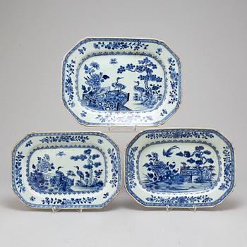 Three blue and white export porcelain serving dishes, Qing dynasty, Qianlong (1736-95).