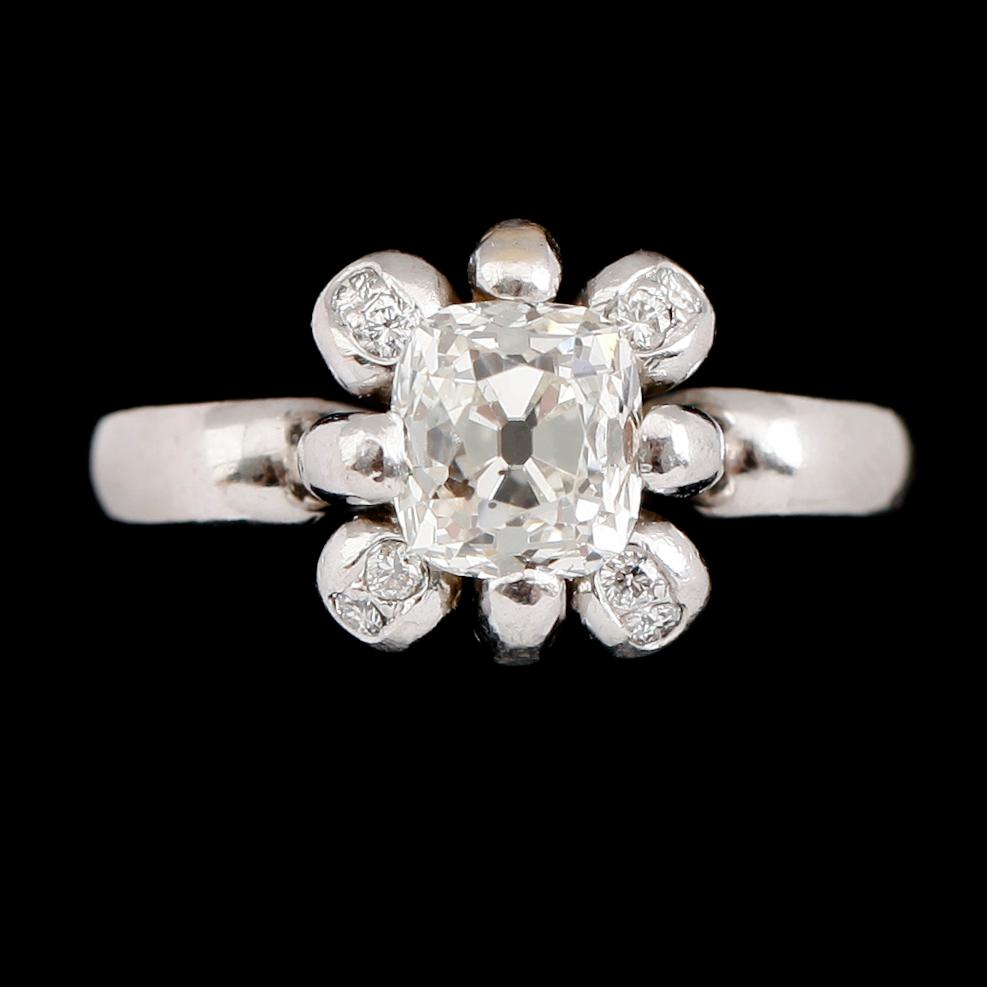 RING, platina, diamant ca 1.70 ct, 4 mindre briljanter.