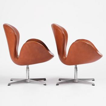 Arne Jacobsen, fåtöljer, ett par, "Svanen", Fritz Hansen, Danmark, 1980.