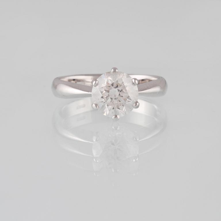 RING, 18K vitguld med briljantslipad diamant 2.00 ct. Vikt 4,7 gram.