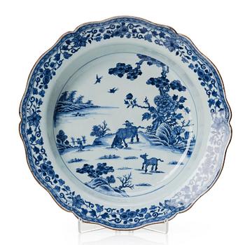 1131. A blue and white Chinese Export basin, Qing dynasty, Qianlong (1736-95).