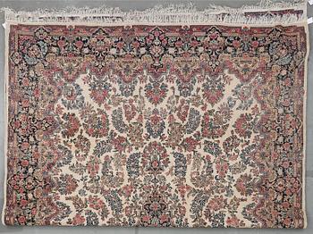 MATTA, old/semiantik Kirman. Ca 372x280 cm.