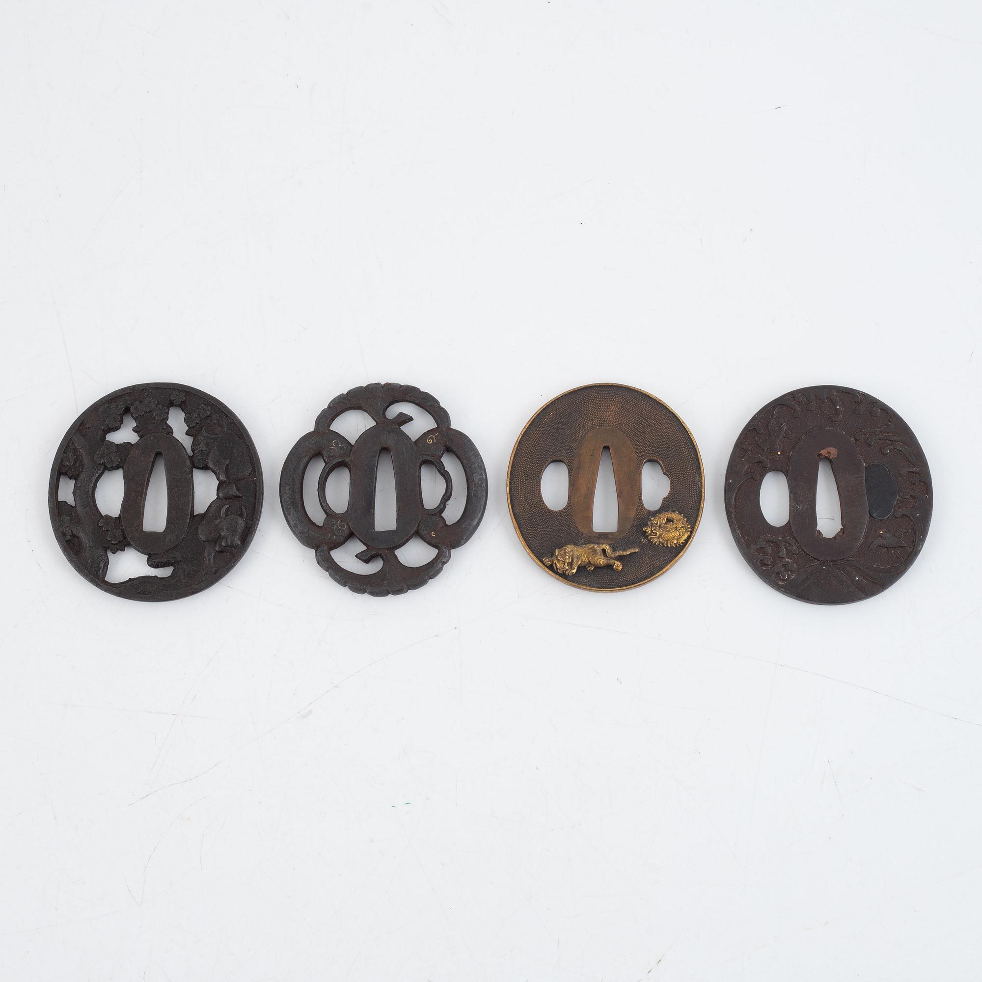 Tsuba, fyra stycken i kiri-box, järn och brons, 1700- och 1800-tal.