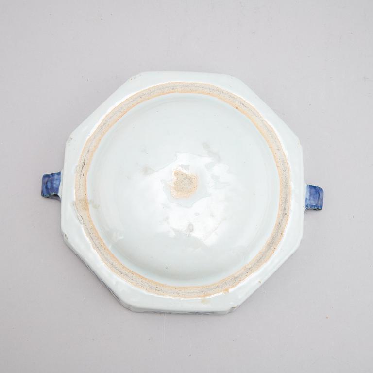 A group of four Chinese blue and white warming plates (2+1+1), Qing dynasty, 18th/19th century.
