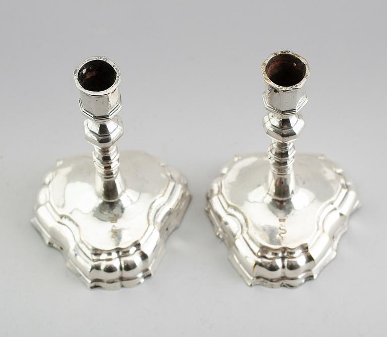 LJUSSTAKAR, 1 par, argent haché, barock, 1700-tal.