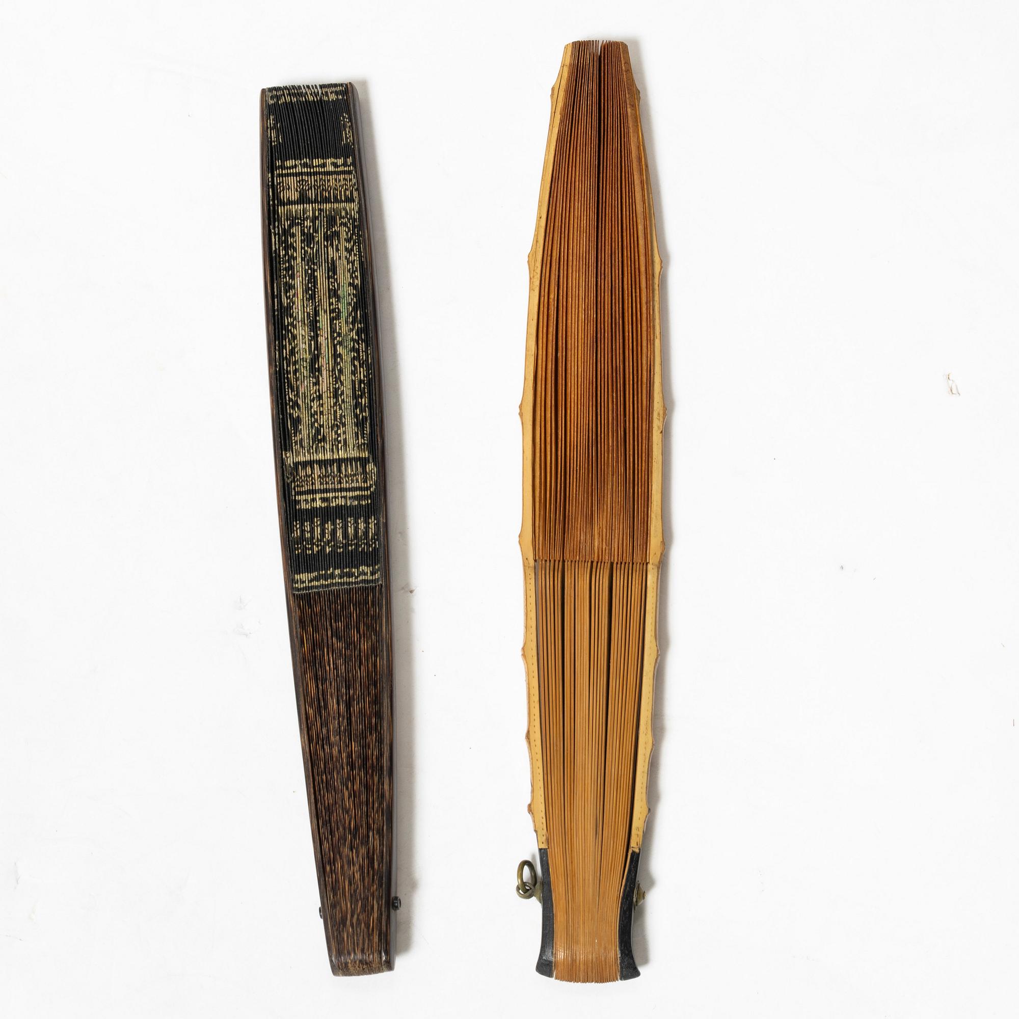 Två solfjädrar, fyra broderade fodral samt liten väska, sen Qingdynasti/tidigt 1900-tal.