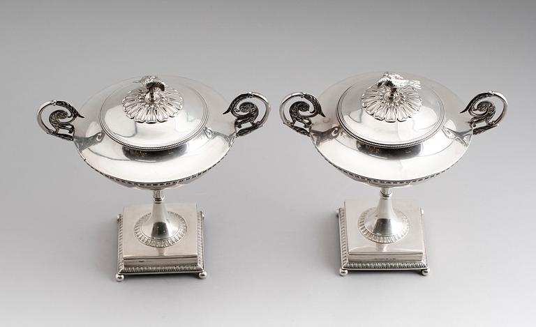 STRÖSOCKERSKÅLAR, 1 par, silver, Gustaf Möllenborg, Stockholm 1901. Vikt ca 1420 gram.