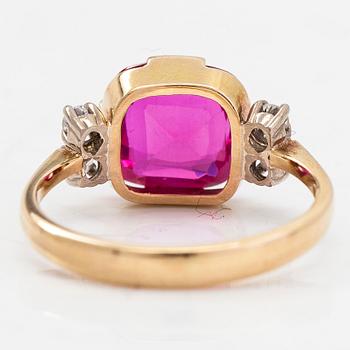 Sormus, 18K kultaa, synteettinen rubiini ja timantteja yht. noin 0.12 ct. Kultacet Oy, Helsinki 1988.