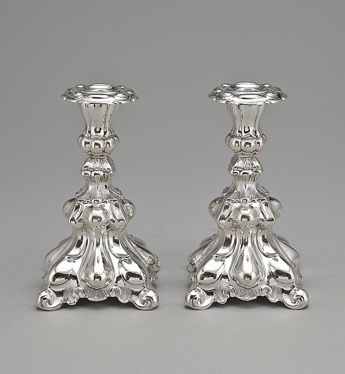 LJUSSTAKAR, ett par, silver, rokokostil, Danmark 1900-tal.