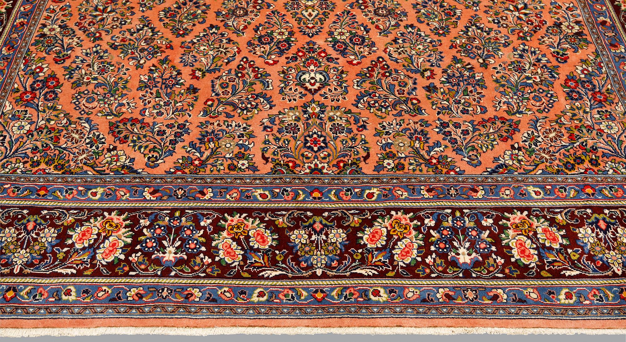 A Sarouk carpet, ca 323 x 248 cm.